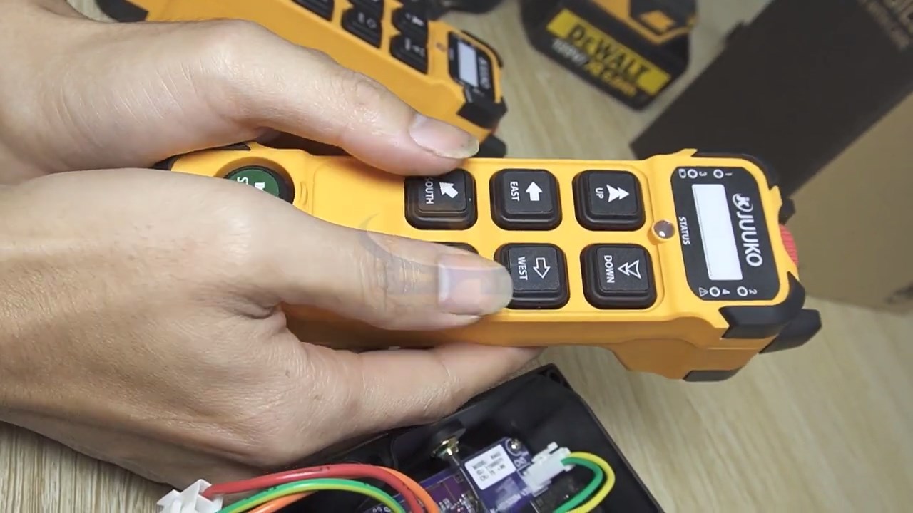 Tìm hiểu 2 cách kết nối tay bấm điều khiển từ xa với bộ thu Juuko K600. 5 Tich hop tu bo thu sang tay phat cua bo dieu khien juuko k600.mp4 snapshot 01.18.105