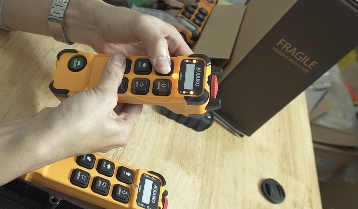 Cách sao chép tần số giữa các tay điều khiển từ xa Juuko K600, K602, K800, K808 2 sao chep tan so giua cac tay dieu khien tu xa juuko 2