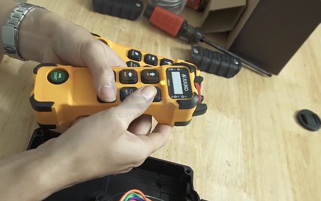 Cách sao chép tần số giữa các tay điều khiển từ xa Juuko K600, K602, K800, K808 3 sao chep tan so giua cac tay dieu khien tu xa juuko 3
