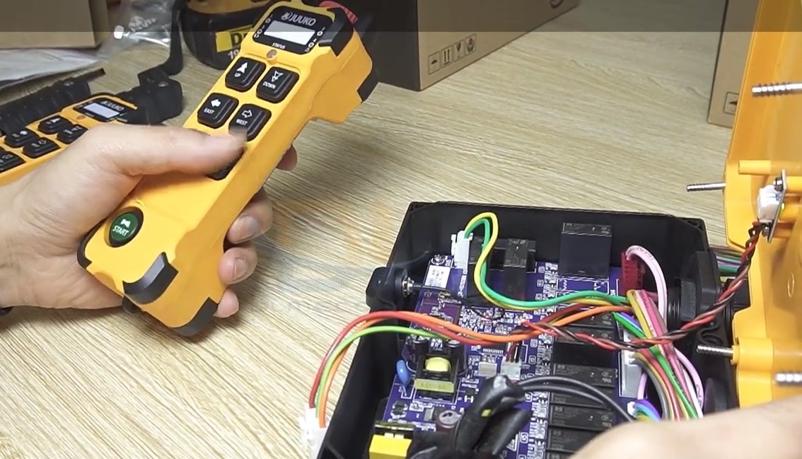 Cách sao chép tần số giữa các tay điều khiển từ xa Juuko K600, K602, K800, K808 4 sao chep tan so giua cac tay dieu khien tu xa juuko 4