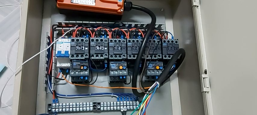 Vỏ tủ điện cầu trục - đặc điểm, chức năng và cách lựa chọn 4 vo tu dien cau truc