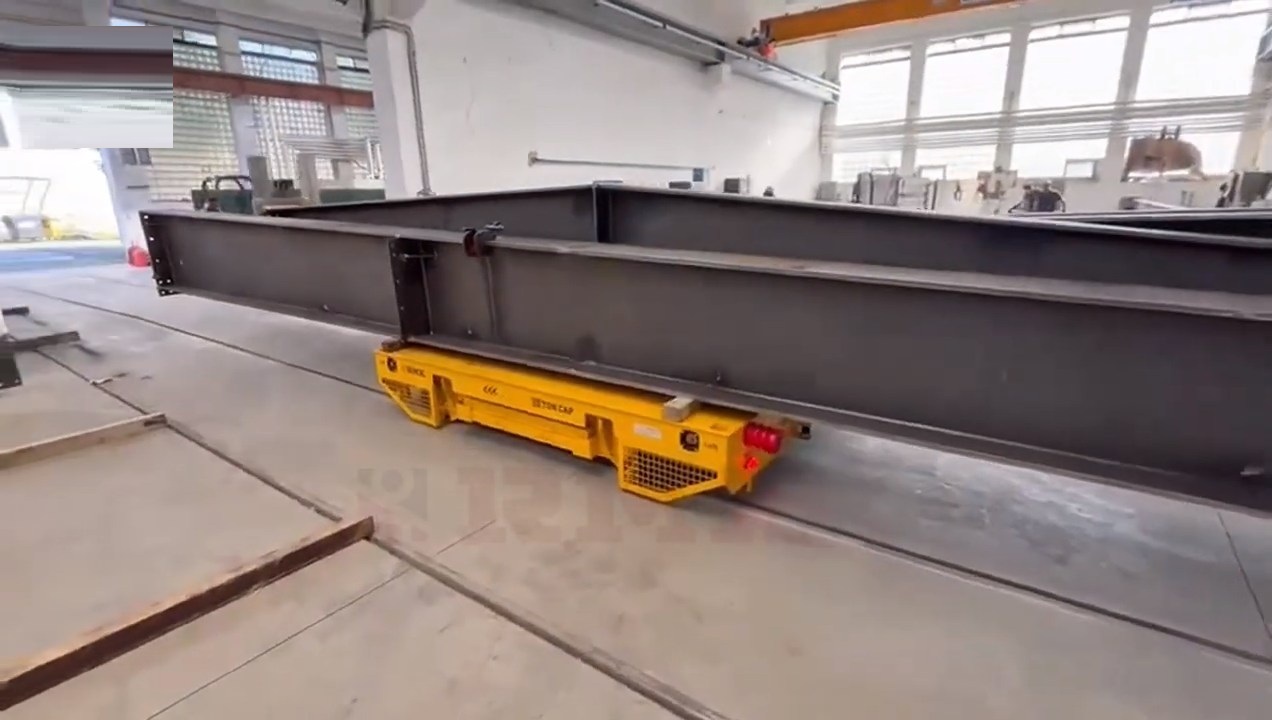 Xe goòng điện chạy ray vận chuyển block thép 10 tấn